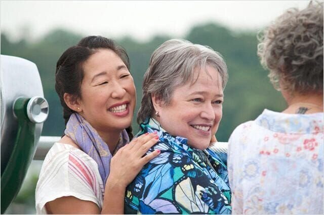 L-R: Susanne (Sandra Oh) und Leonore (Kathy Bates) – Bild: Warner Bros. L-R: Susanne (Sandra Oh) und Leonore (Kathy Bates) – Bild: Warner Bros.