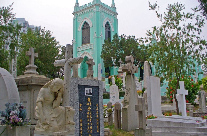 Erster Leuchtturm in Asien.; Michaelsfriedhof für Christen. – Bild: BR/​SWR