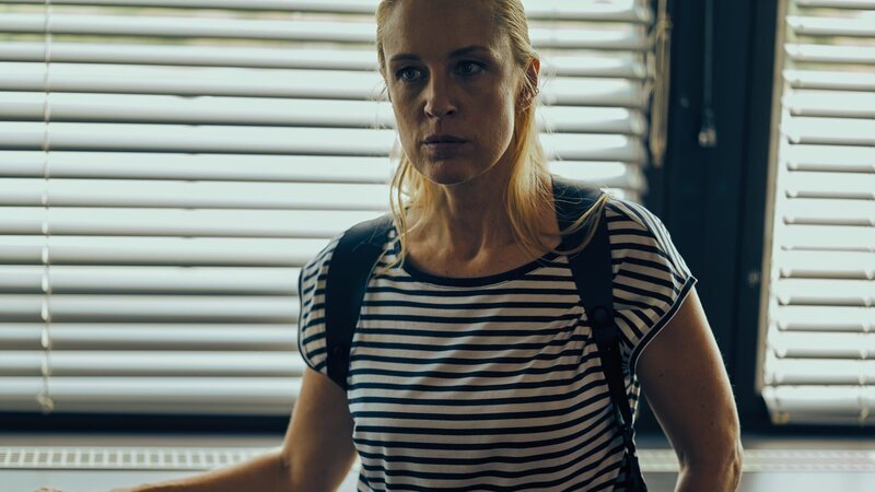 Gruppeninspektorin Penny Lanz (Lilian Klebow) erfährt, dass Schneider seine Frau geschlagen haben soll. – Bild: ZDF, Stefan Haring