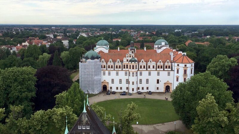 Das Celler Schloss: Von hier aus lenkten die Herzöge die Geschicke der Stadt. – Bild: NDR/​Heike Nikolaus