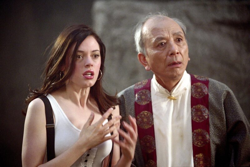 Paige (Rose McGowan, l.) und der Zen-Meister (James Hong, r.) sind im Land Limbo gefangen … – Bild: Paramount Pictures Paige (Rose McGowan, l.) und der Zen-Meister (James Hong, r.) sind im Land Limbo gefangen … – Bild: Paramount Pictures