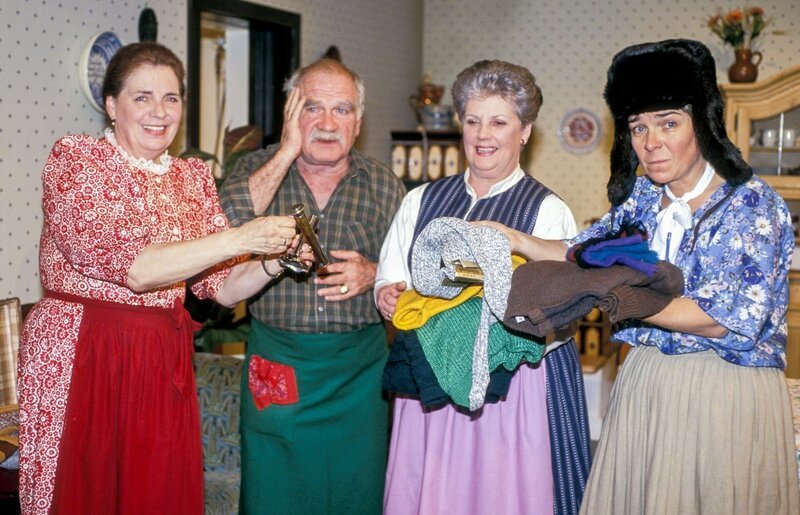 Das „weibliche Regiment“ der Familie Stangl ist voll in Aktion. V. li. n. re.: Gerda Steiner-Paltzer, Peter Steiner, Erna Wassmer, Gerda Steiner. – Bild: ORF/​RTL