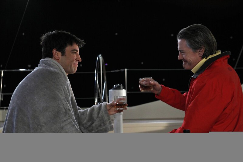 Unternehmen einen einen Segeltörn – mit ungeahntem Ende: Ted (Josh Radnor, l.) und Captain (Kyle MacLachlan, r.) … – Bild: 20th Century Fox International Television Lizenzbild frei