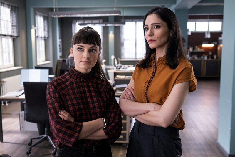 Franzi Berger (Paula Schramm, l.) und Sarah Khan (Pegah Ferydoni, r.) fragen sich, mit wem sich Sven Lambrecht vor seinem Tod getroffen hat. – Bild: Manju Sawhney /​ ZDF