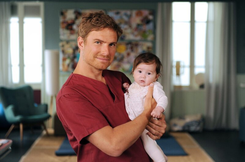 Für „Babyflüsterer“ Toni (Leo Reisinger) lässt sich die Selbstständigkeit in seinem Traumberuf bestens an. – Bild: ARD Degeto/​Kerstin Stelter