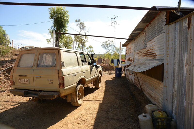 Because a category six tropical cyclone moves towards the Australian coast, the duo want to secure their equipment in the Palmer River Goldfields. – Bild: Discovery Communications, Inc.