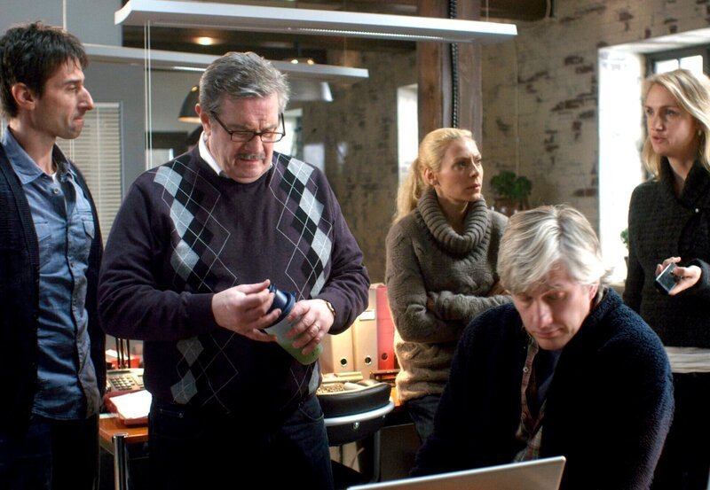 Maria Wern (Eva Röse, Mitte) berät sich mit Ihren Kollegen Ek (Ulf Friberg), Hartman (Allan Svensson 2.v. links), Arvidsson (Peter Perski, links) und Erika (Tanja Lorentzon). – Bild: NDR/​Degeto/​Eyeworks Film Gemini/​Calle Persson