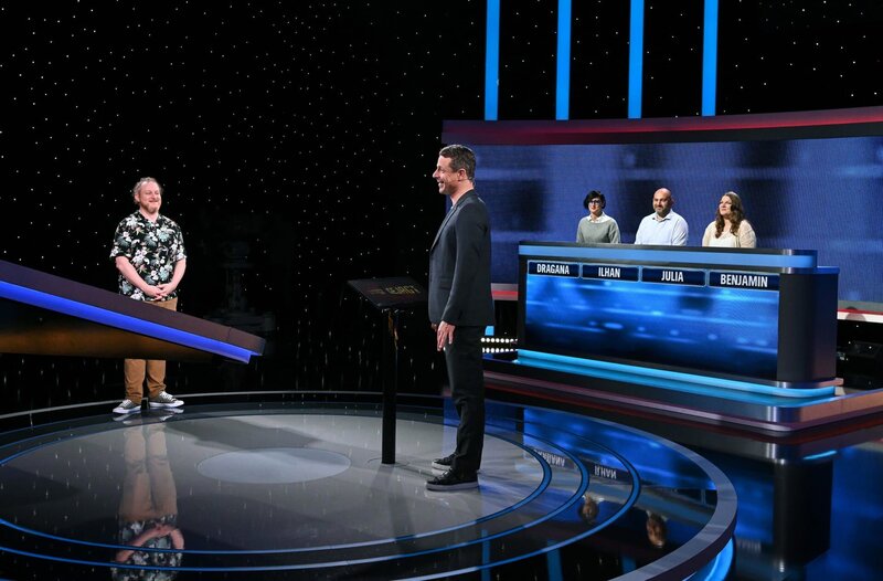 Moderator Alexander Bommes (M.) mit den Kandidat:innen Benjamin Heutschi (l.), Dragana Jeremic (3.v.r.), Ilhan Bulut (2.v.r.) und Julia Vogt.; ARD GEFRAGT – GEJAGT FOLGE 815, „Alexander Bommes präsentiert beliebtes Quizformat“, am Dienstag (10.09.24) um 18:00 Uhr im ERSTEN. Moderator Alexander Bommes (M.) mit den Kandidat:innen Benjamin Heutschi (l.), Dragana Jeremic (3.v.r.), Ilhan Bulut (2.v.r.) und Julia Vogt. © ARD/​Arne Vollstedt , honorarfrei – Verwendung gemäß der AGB im engen inhaltlichen, redaktionellen Zusammenhang mit genannter ARD-Sendung bei Nennung „Bild: ARD/​Arne Vollstedt „ (S2+). ARD-Programmdirektion/​Bildredaktion, pressefoto.daserste.de – Bild: ARD/​Arne Vollstedt