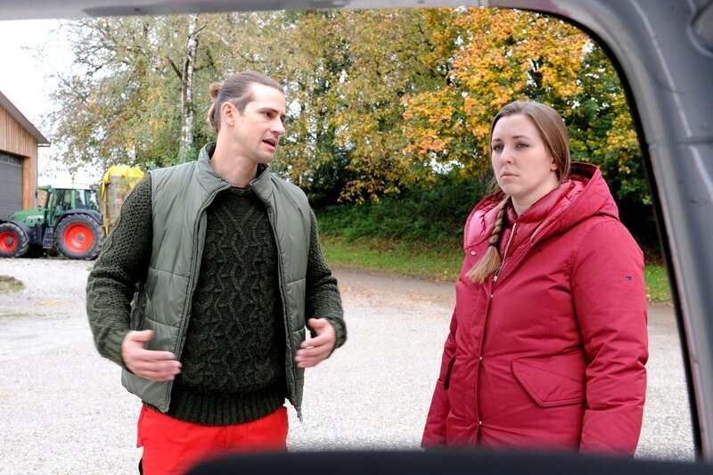 Julian (Sandro Kirtzel) und Sophia (Patricia Freund) versuchen, ihren Streit hinter sich zu lassen. – Bild: Marco Orlando Pichler /​ BR