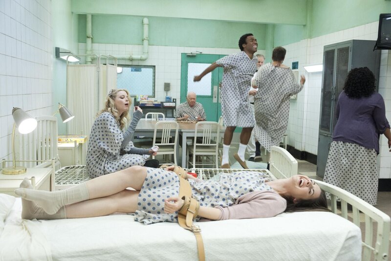 Britta Perry (Gillian Jacobs, oben l.); Annie Edison (Alison Brie, unten); Troy Barnes (Donald Glover, oben r.) – Bild: CPT Holdings, Inc. All Rights Reserved. Lizenzbild frei