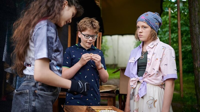 Joyce (Matilda Willigalla, r.,) ist sauer. Warum haben manche Leute so unendlich viel Geld und andere gar nicht? Während der Theaterprobe mit Marlon (Matti Schneider, M.) und Io (Clara Jaschob, l.) lässt sie ihrer Wut freien Lauf. – Bild: mdr/​Saxonia Media/​Felix Abraham