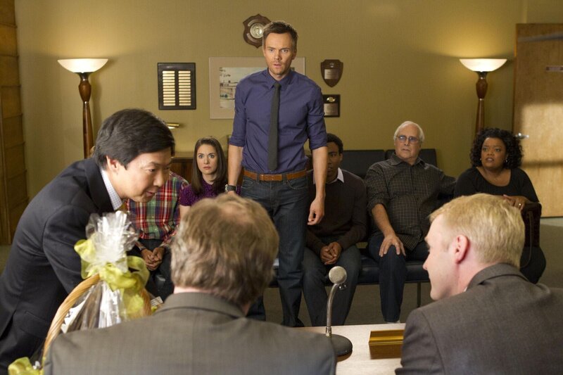 Die Schulbehörde stellt die sieben Freunde wegen dem Aufstand zur Rede. Jeff (Joel Mchale, M.) kennt den wahren Schuldigen: Chang (v.l.n.r.: Ken Jeong, Alison Brie, Donald Glover, Chevy Chase, Yvette Nicole Brown) … – Bild: Sony Pictures Television Inc. All Rights Reserved. Lizenzbild frei