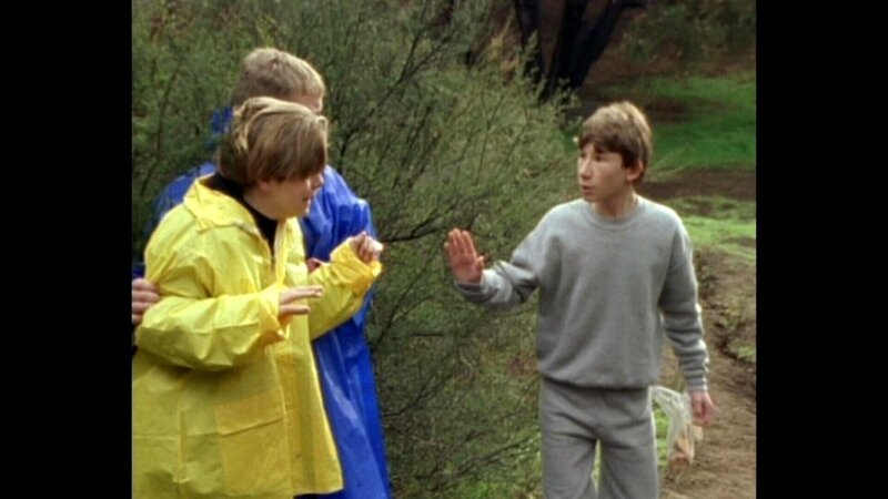 Der introvertierte Anthony rettet im Sommercamp zwei Jungen vor einem Rudel Wölfe. Als die zwei noch völlig aufgelöst in das Camp zurückkommen, müssen sie feststellen, dass Anthony den ganzen Tag mit hohem Fieber im Bett gelegen hat … – Bild: RTL Zwei