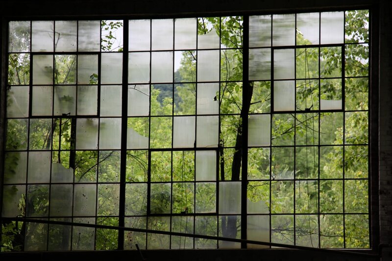 Verwunschen erscheint das Geländer einer verlassenen Marmorfabrik in Vermont … – Bild: port.hu