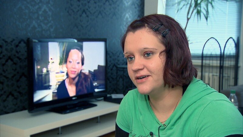 Nicole (24) schaut sich Alexandras Videobotschaft an – Bild: RTL II