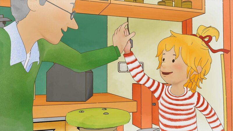 Geschafft! Conni probiert gerne etwas Neues aus und packt tatkräftig mit an. Den Katzenbaum für Kater Mau haben Conni und Opa selbst gebaut. – Bild: ZDF