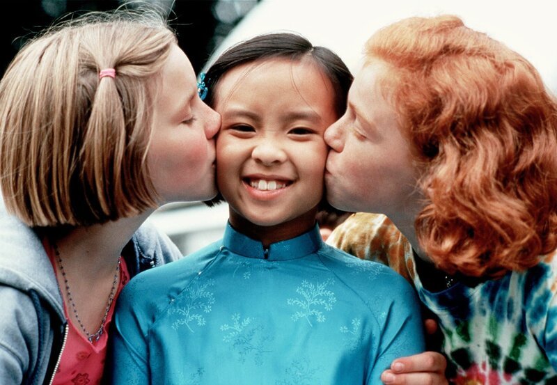 Lisa (Katharina Wäschenbach, links) und Hexe (Marleen Lohse) finden Kiki (Thuy-Anh Cao, Mitte) süss. – Bild: WDR/​WDR/​NDR/​Televersal