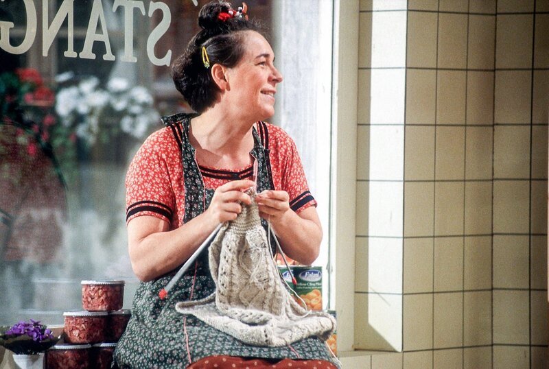 Gerdi (Gerda Steiner) hat eine Idee, wie man Tante Leni für längere Zeit los werden kann. – Bild: ORF/​RTL
