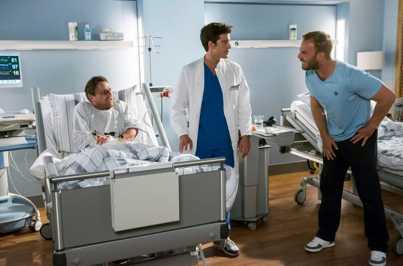 Als Ben (Philipp Danne, M.) ausgerechnet vor Mario (Mathis Reinhardt, l.) ausspricht, dass Steffen (Dominic Boeer, r.) sein Motorrad verkaufen will, scheint die Freundschaft der beiden Männer gestorben. – Bild: ARD/​Jens Ulrich Koch