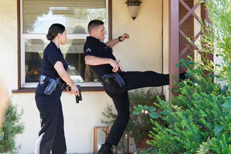 Officer Bradford (Eric Winter) tritt die Tür eines Wohnhauses ein, nachdem Lucy Chen (Melissa O’Neil) durch das Fenster einen reglosen Körper am Boden entdeckt. – Bild: ZDF