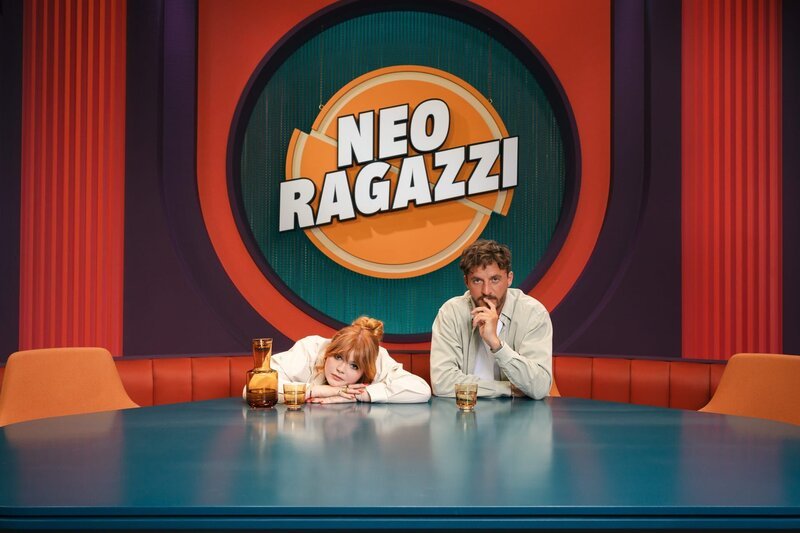Sophie Passmann und Tommi Schmitt in ihrer ZDFneo-Sendung „Neo Ragazzi“ – Bild: ZDF und ben knabe Sophie Passmann und Tommi Schmitt in ihrer ZDFneo-Sendung „Neo Ragazzi“ – Bild: ZDF und ben knabe