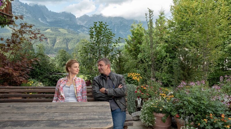 Anne (Ines Lutz) und Martin (Hans Sigl) versuchen, als Freunde füreinander da zu sein. – Bild: ZDF und Andrea Leichtfried