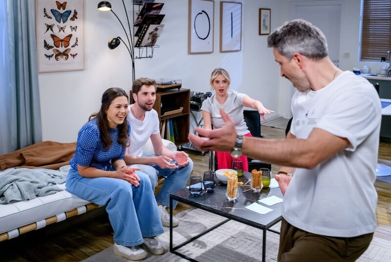 Beim Spielen vergessen alle für eine Weile ihre Probleme. (v.li.: Katharina Scheuba, Elias Reichert, Laura Osswald, Pablo Sprungala). – Bild: ORF/​ARD/​Christof Arnold