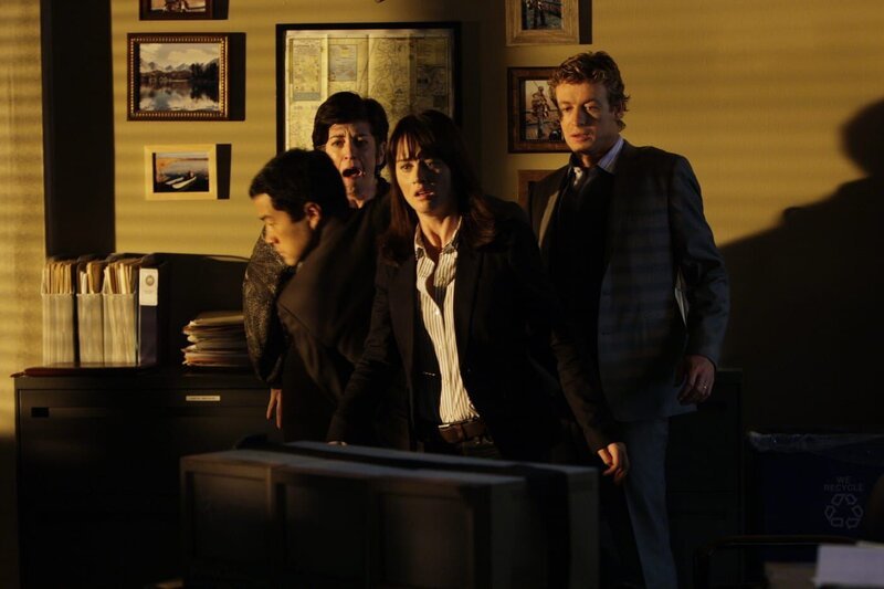 Grüße von Red John: Kimball (Tim Kang, l.), Teresa (Robin Tunney, 2.v.r.), Patrick (Simon Baker, r.) und Rebecca (Shauna Bloom, 2.v.l.) – Bild: Warner Bros. Television