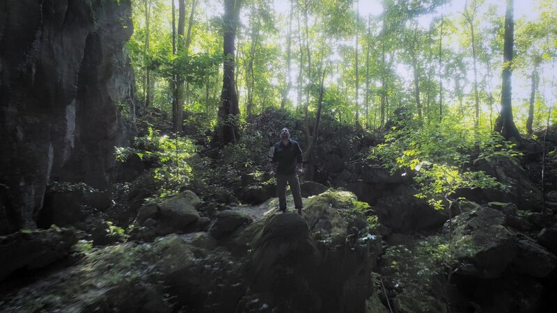 Hazen Audel, als er eine riesige Höhle betritt. – Bild: National Geographic/​Icon Films