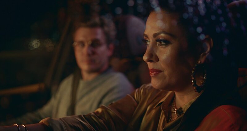 Elif (Jasmin Shakeri) fährt mit Hannes (Max Bretschneider) im Auto. – Bild: ZDFneo