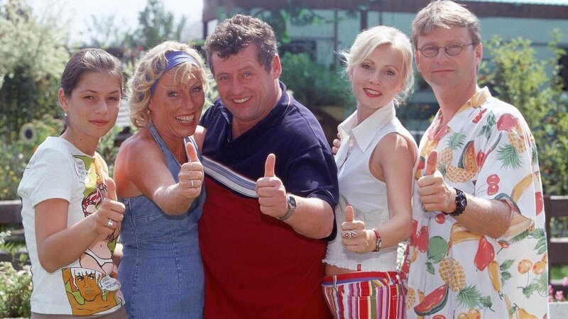 Die Camper zelten wieder: Benno Ewermann (Willi Thomczyk, Mi.), seine Frau Uschi (Antje Lewald, 2.v.li.), Tochter Tanja (Natascha Hockwin, li.) sowie die lieben Platznachbarn Lothar (Rene Heinersdorff) und Stefanie (Dana Golombek) beziehen wieder Quartier auf dem Campingplatz. – Bild: TVNOW