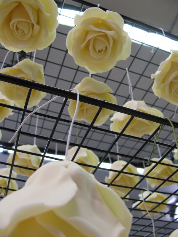 Sugar roses for a birdcage wedding cake hang to dry. – Bild: Copyright: Discovery Communications, Inc. For Show Promotion Only
