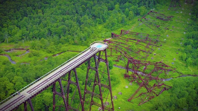 Heute finden sich hier nur noch die Trümmer des einst so imposanten Bauwerks. Wie konnte die höchste Brücke der Welt binnen eines Augenblicks in sich zusammenstürzen? – Bild: N24 Doku
