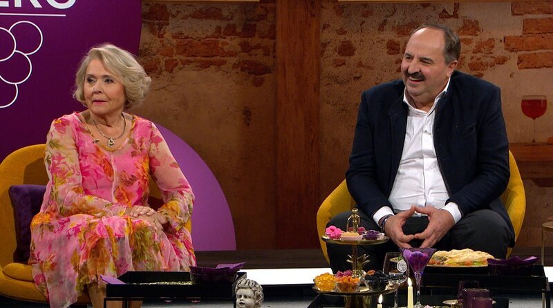 Moderator Guido Cantz lädt die Moderator:innen des legendären „Fröhlichen Weinberg“, Johann Lafer (re.) und Ulrike Neradt, zum Gespräch. Gemeinsam erinnert sich die Runde an die schönsten magischen Momente der SWR Show und versucht herauszufinden, was gute Unterhaltung im Fernsehen gestern, aber auch heute und morgen enthalten sollte. – Bild: SWR