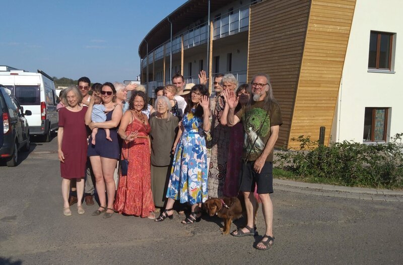 Gemeinschaftliches Wohnen, Alt und Jung, arm und reich, Familien und Singles im selben Haus – nach 20 Jahren wird dieser Traum Realität: das mitwachsende Mehrgenerationen-Haus. Im Bild: Mitglieder der Genossenschaft ‚Kassel im Wandel‘. – Bild: HR