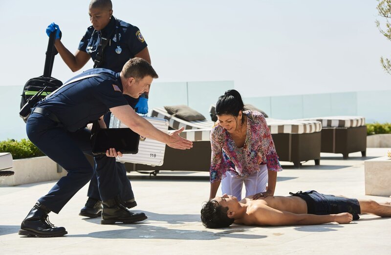 Die Feuerwehrleute Hen (Aisha Hinds, l.) und Bobby (Peter Krause, 2.v.l.) kämpfen um das Leben eines Jungen (Glenn Fernandez, r.), nachdem seine Mutter (Lissa Pallo, 2.v.r.) bei Abby in der Notrufzentrale um Hilfe gerufen hat … – Bild: Fox and its related entities