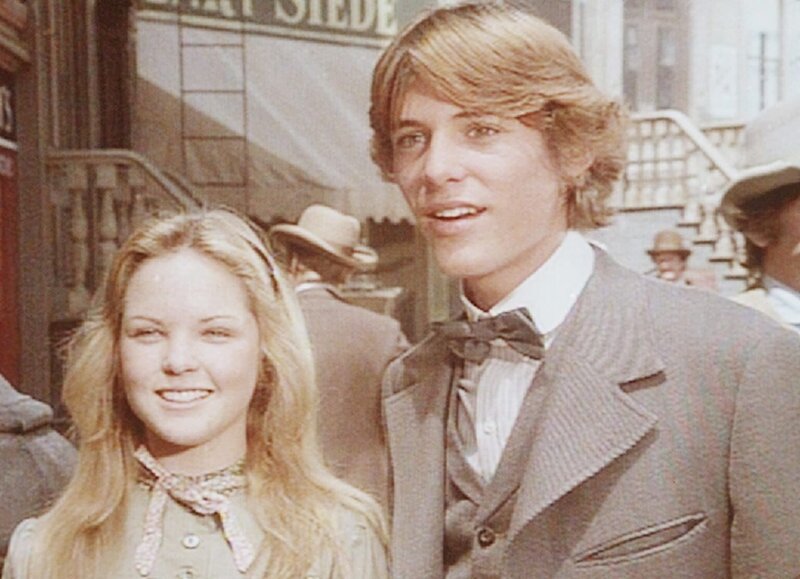 Mary (Melissa Sue Anderson, l.) ist überglücklich. Endlich kann sie mit ihrem Verlobten John (Radames Pera, r.) eine vergnügliche Zeit verbringen. – Bild: Worldvision Lizenzbild frei