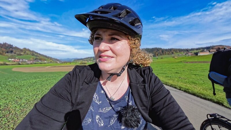 Unfall ohne Helm – Wenn die Frisur wichtiger ist. Vor drei Jahren hatte Stefanie Freiburgheus einen Velounfall und erlitt ein Schädel-Hirn-Trauma. – Bild: SRF