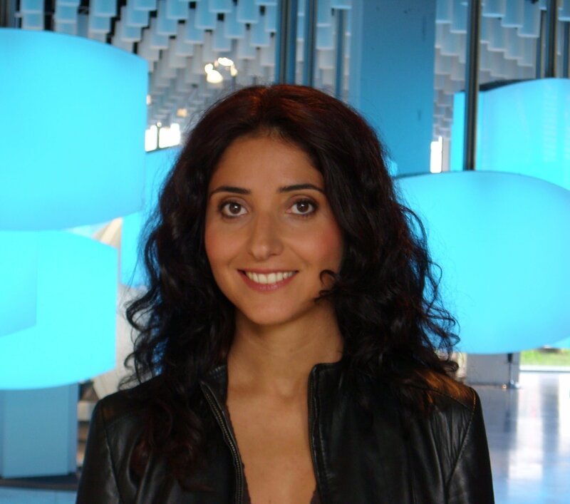 Moderatorin Özlem Sarikaya. – Bild: ZDF und BR