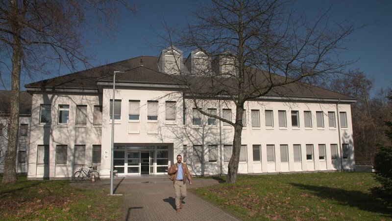 Markus vor dem Assessmentcenter für Offiziere in der Gereon-Kaserne, Köln. – Bild: Axel Funck