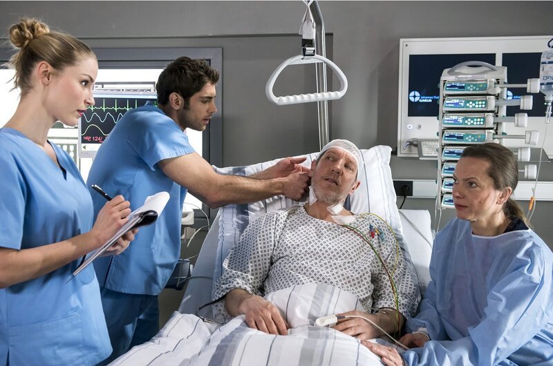 Die OP ist gut verlaufen, Claus Teubner wird bald genesen. V.l.n.r. Julia Berger (Mirka Pigulla), Dr. Niklas Ahrend (Roy Peter Link), Claus Teubner (Jens Schäfer), Gitte Teubner (Susanne Hoss). – Bild: ARD Degeto /​ Jens-Ulrich Koch