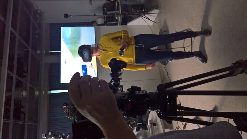 Die Wissenschaftsjournalistin Andrea Lauterbach will wissen, welche Technologien in naher Zukunft unser Leben verändern. Der Chirurg Dominik Stefan Schöb entwickelte mit einem Team um die Ingenieure Thomas Bahls und Julian Klodmann am Deutschen Zentrum für Luft- und Raumfahrt DLR in Oberpfaffenhofen die nächste Generation von Chirurgie Robotern. – Bild: BR/​Harald Stocker