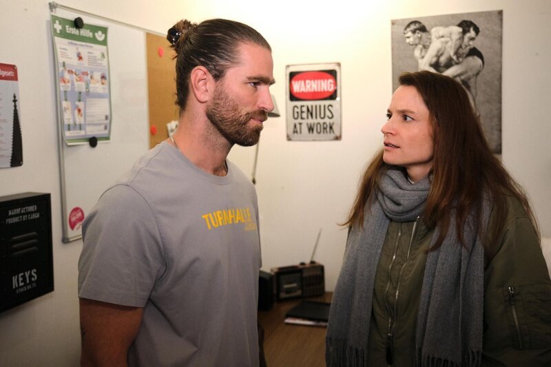 Um seine Freundin zu beschützen, begibt Henry (Maxim Agne) sich selbst in Gefahr. Rechts Daniela (Dilara Braun) – Bild: RTL /​ Stefan Behrens