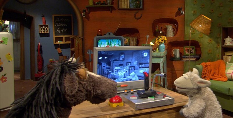 Wolle und Pferd schauen sich das Überwachungsvideo an. – Bild: NDR/​Sesame Workshop