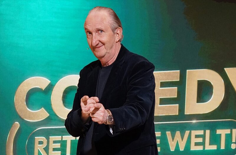 Mike Krüger bei „Comedy rettet die Welt!“. – Bild: SWR