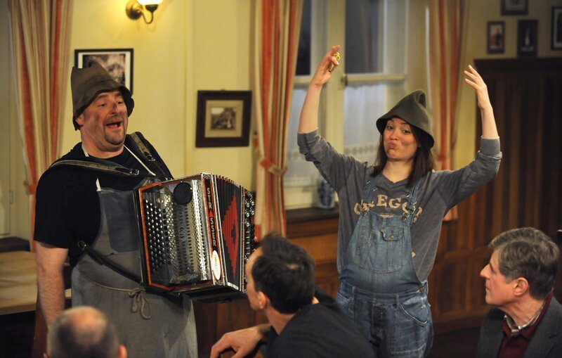 Kathi und Norbert stellen Schattenhofer mit ihrer Darbietung auf die Probe, die dieser mit Bravour meistert. Von links: Norbert (Marcus Lukas), Mike Preissinger (Harry Blank), Katharina Benninger (Carina Dengler) und Roland Bamberger (Horst Kummeth). – Bild: BR, Marco Orlando Pichler