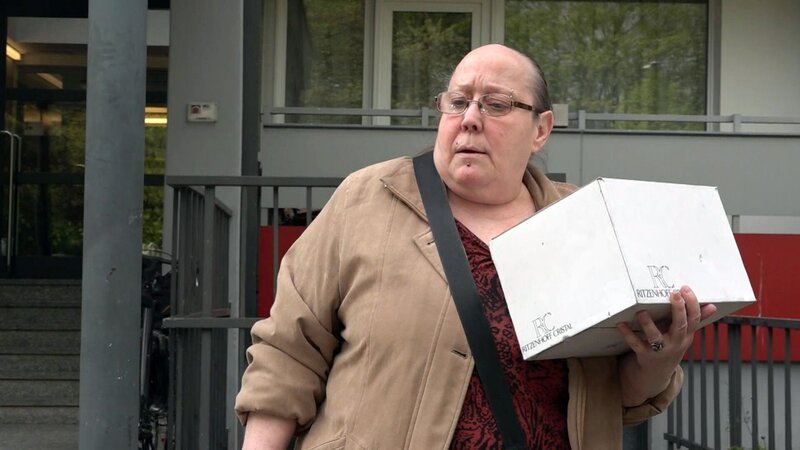 Wiedersehen mit der Leverkusenerin Astrid. Die 59-jährige Rentnerin lebt in einem Hochhausblock in Rheindorf. Hier ist sie auf alle Eventualitäten vorbereitet, denn Astrid kauft gerne langhaltbare Lebensmittel aus Vorrat. – Bild: RTLZWEI, UFA SHOW & FACTUAL