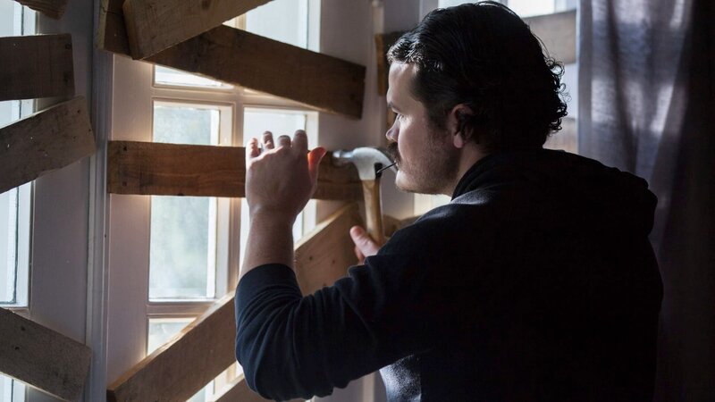 Rick barricades the front windows in the house – Bild: Discovery Communications