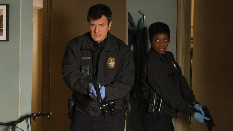 John Nolan (Nathan Fillion) und Talia Bishop (Afton Williamson) stürmen eine Wohnung zur Durchsuchung. – Bild: Tony Rivetti