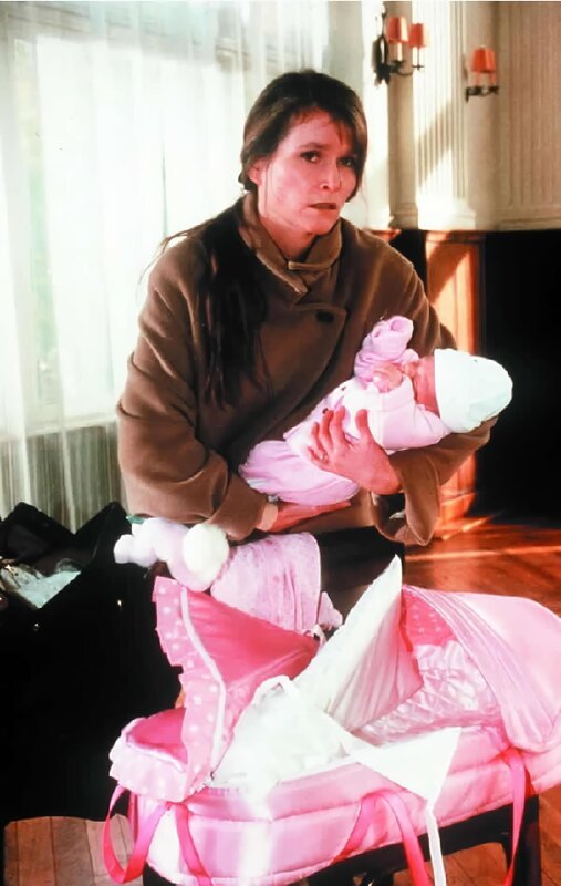 Kindesentführerin Eva Oswald (Ursula Andermatt) hat sich mit dem Baby (Paula Nikolussi) am Land einquartiert. – Bild: ORF (FS1/​FS2)